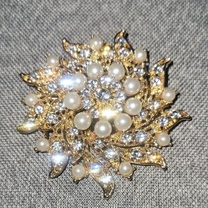 Elegant Gold and Silver Brooch with Pearls